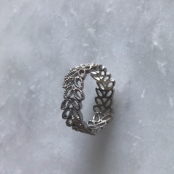 Delicate Silver Leaf Ring - Picture 1 of 5
